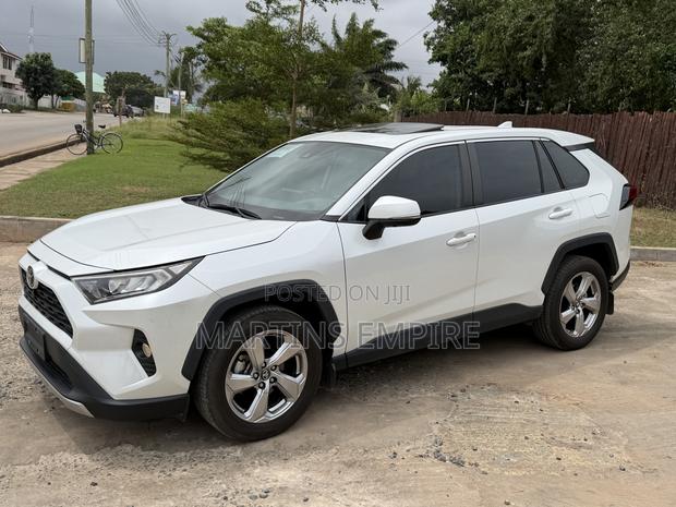 Toyota RAV4 XLE 2022 Black