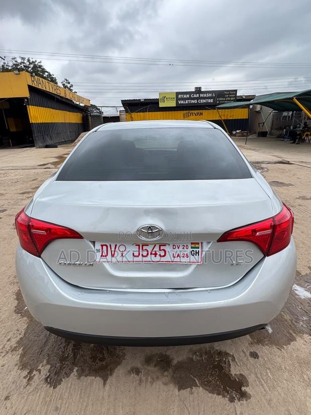Toyota Corolla LE (1.8L 4cyl 2A) 2018 Silver