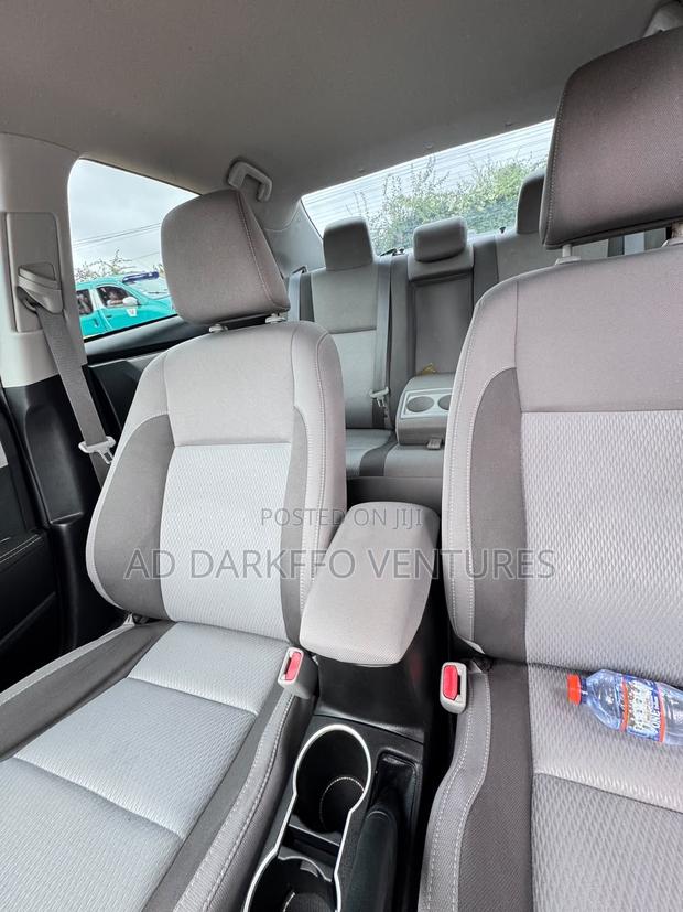 Toyota Corolla LE (1.8L 4cyl 2A) 2018 Silver
