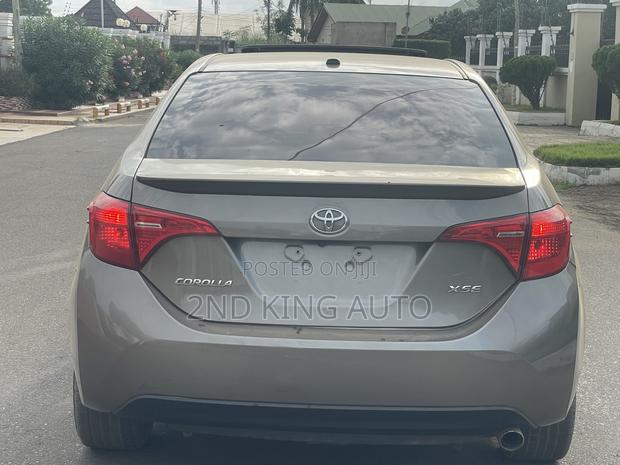 Toyota Corolla XSE 4dr Sedan (1.8L 4cyl CVT) 2017 Gold