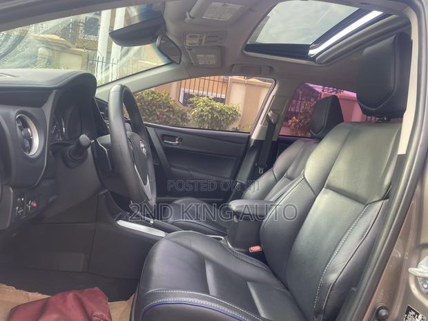Toyota Corolla XSE 4dr Sedan (1.8L 4cyl CVT) 2017 Gold