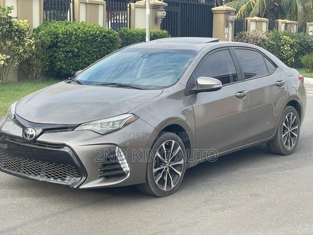 Toyota Corolla XSE 4dr Sedan (1.8L 4cyl CVT) 2017 Gold