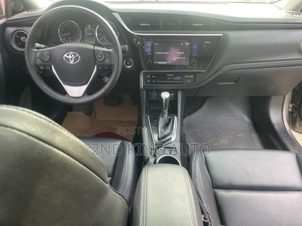 Toyota Corolla XSE 4dr Sedan (1.8L 4cyl CVT) 2017 Gold