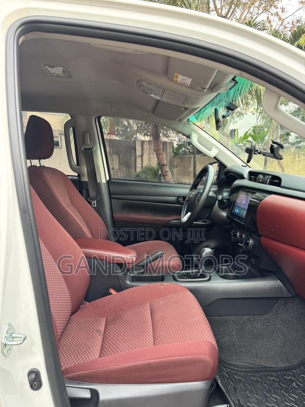Toyota Hilux 2025 White