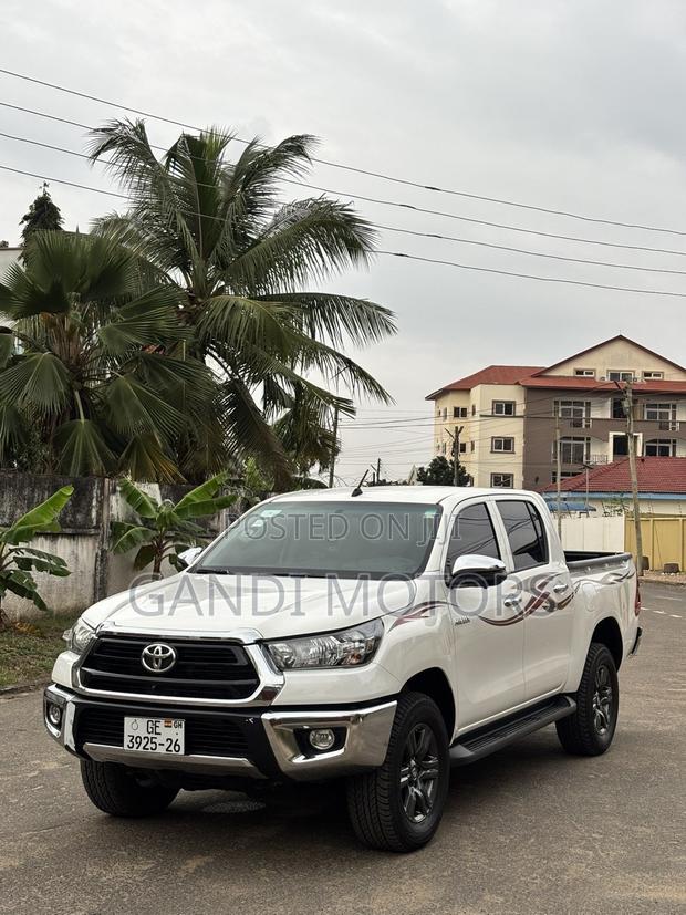 Toyota Hilux 2025 White