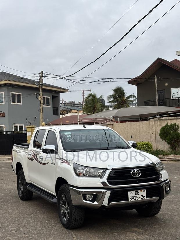 Toyota Hilux 2025 White