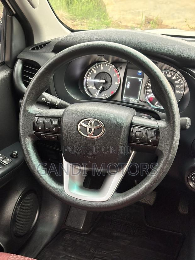 Toyota Hilux 2025 White