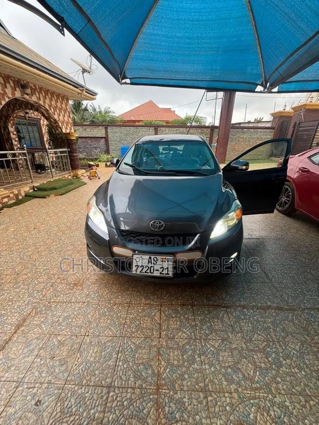 Toyota Matrix Hatchback FWD (1.8L 4cyl 5M) 2009 Gray