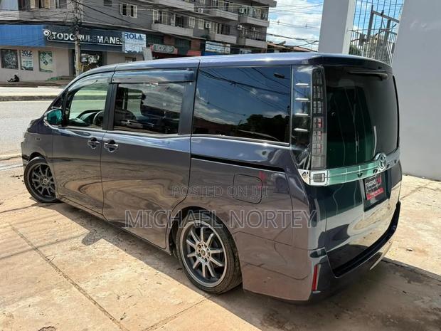 Toyota Voxy X 2WD 7-Seater 2015 Matt Black