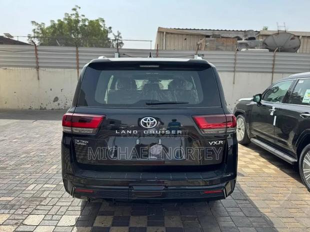 New Toyota Land Cruiser LC300 2025 Matt Black