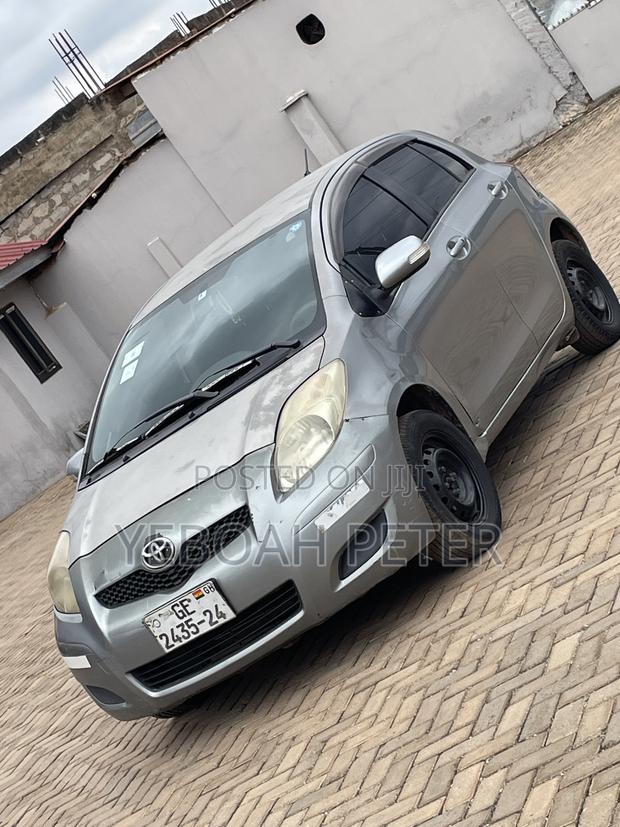 Toyota Vitz 2010 Gray