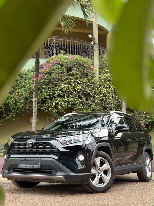 Toyota RAV4 XLE 2021 Black