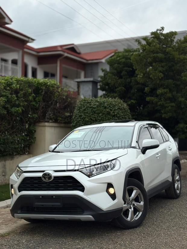 Toyota RAV4 XLE FWD 2023 White