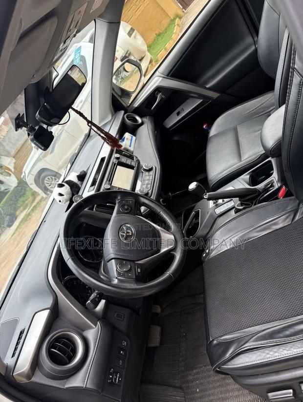 Toyota RAV4 XLE AWD (2.5L 4cyl 6A) 2017 White