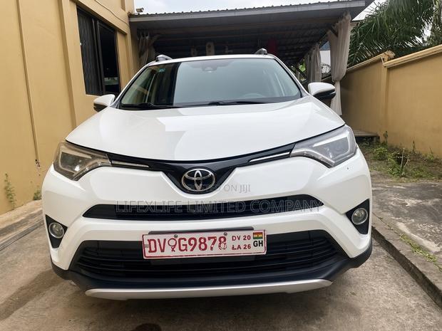 Toyota RAV4 XLE AWD (2.5L 4cyl 6A) 2017 White