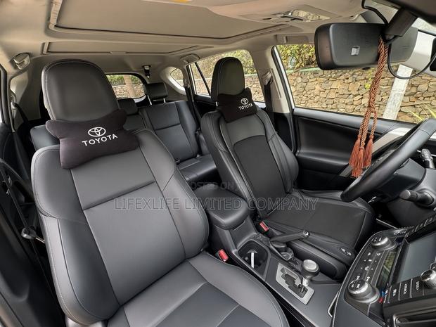 Toyota RAV4 XLE AWD (2.5L 4cyl 6A) 2017 White