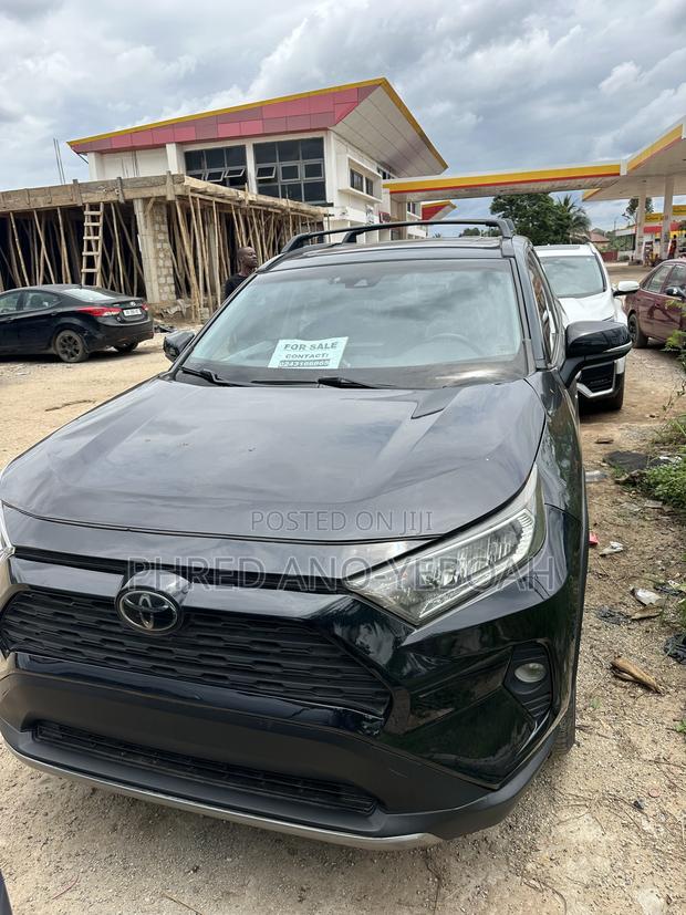 Toyota RAV4 XLE Premium 2021 Black
