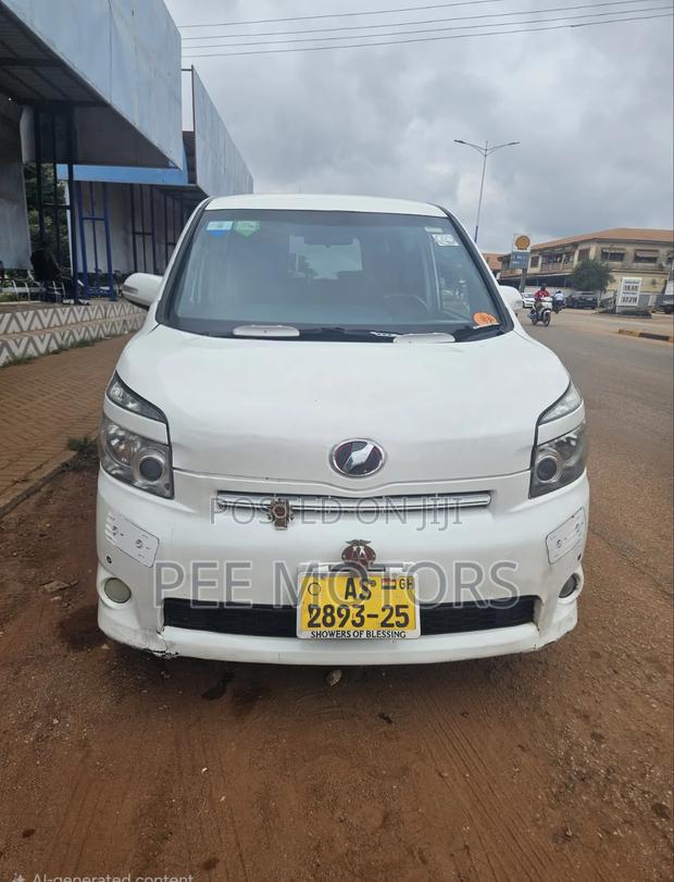 Toyota Voxy V 2WD 8-Seater 2011 White