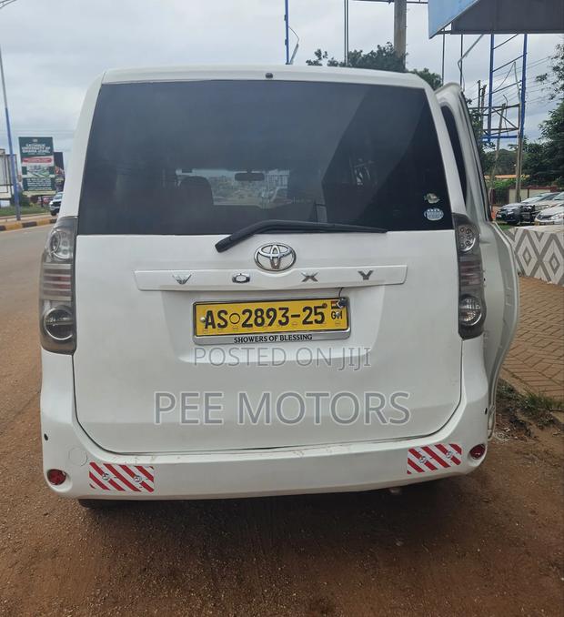 Toyota Voxy V 2WD 8-Seater 2011 White
