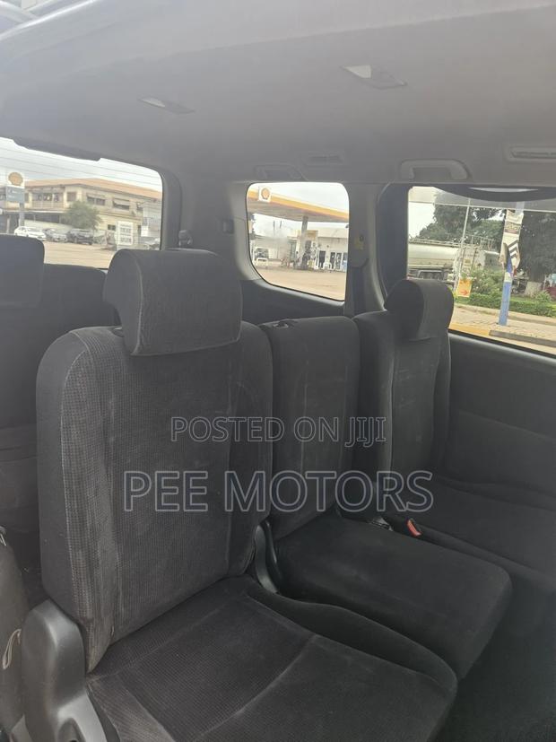 Toyota Voxy V 2WD 8-Seater 2011 White
