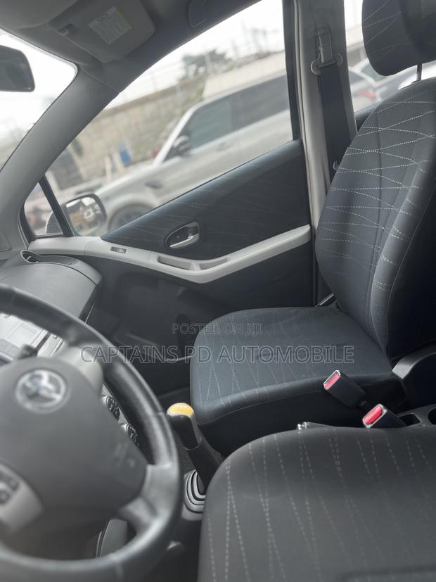 Toyota Yaris 2010 Gray