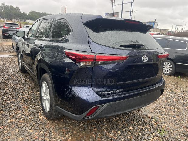 Toyota Highlander LE 2022 Blue