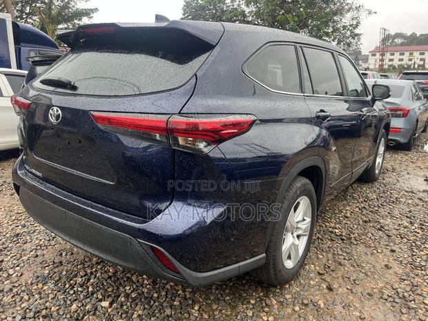 Toyota Highlander LE 2022 Blue