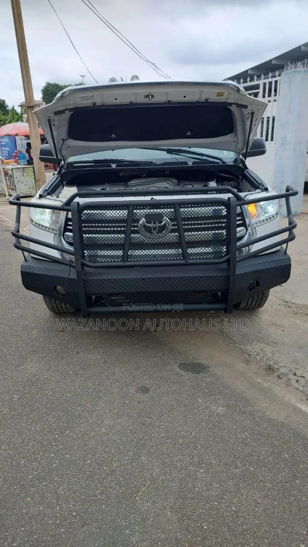 Toyota Tundra Limited 5.7L V8 4x2 CrewMax 5.6 ft. box 145.7 in. WB 2017
