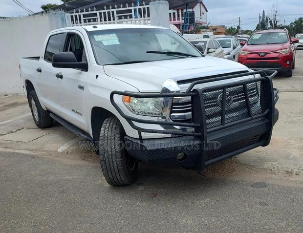 Toyota Tundra Limited 5.7L V8 4x2 CrewMax 5.6 ft. box 145.7 in. WB 2017