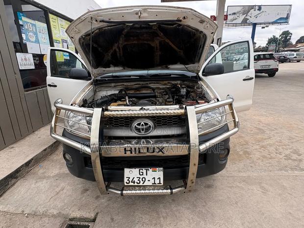 Toyota Hilux 2010 White