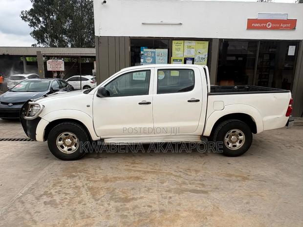 Toyota Hilux 2010 White