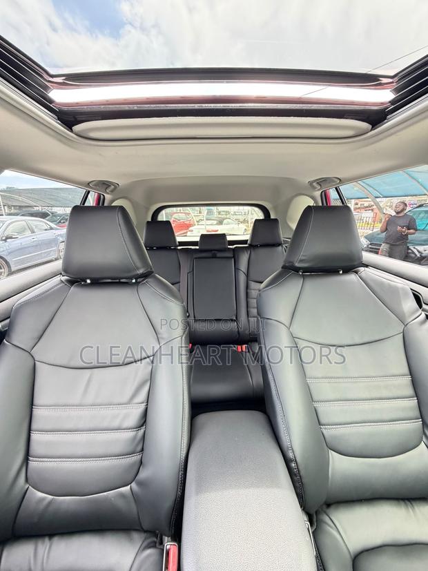 Toyota RAV4 XLE Premium 2021 Red