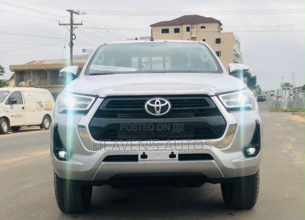 New Toyota Hilux 2025 Silver
