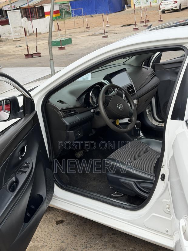 Toyota Yaris SE Hatchback 5dr 2014 White
