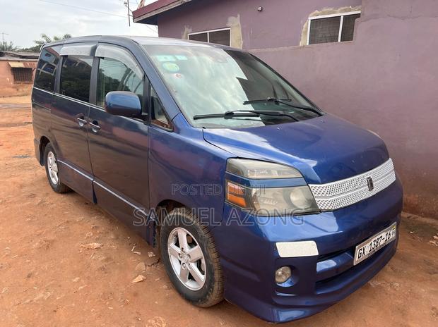 Toyota Voxy V 4WD 8-Seater 2008 Blue