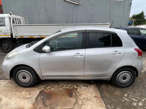 Toyota Vitz 2010 Gray