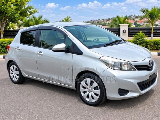 Toyota Vitz 1.0 FWD 5dr 2013 Silver