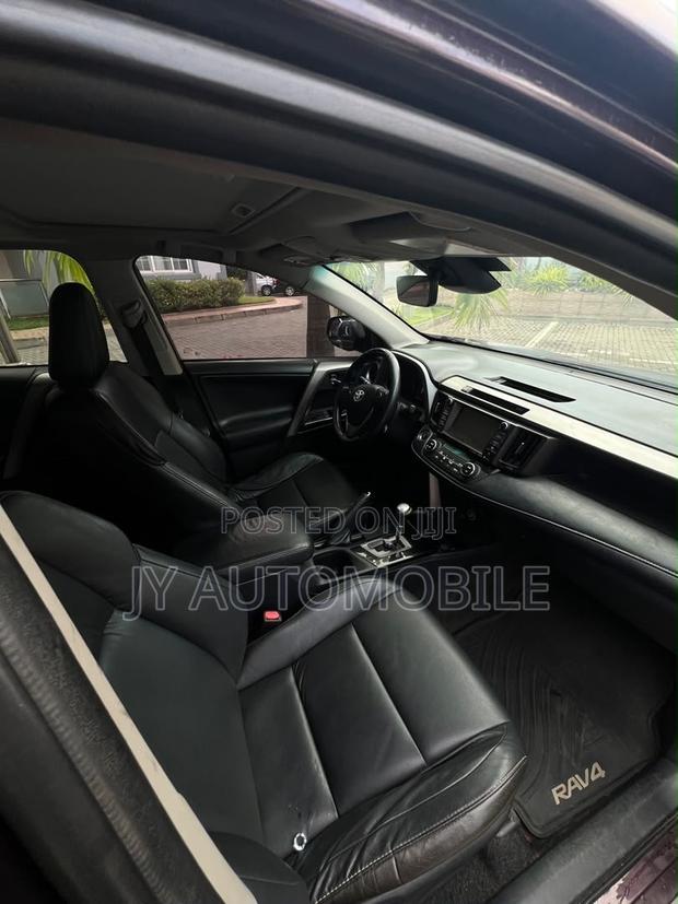 Toyota RAV4 Limited AWD (2.5L 4cyl 6A) 2017