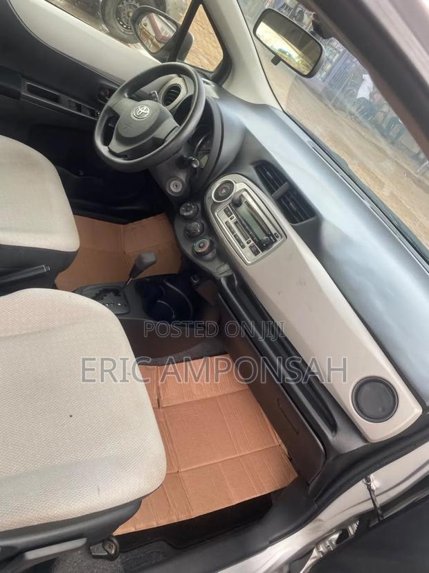 Toyota Vitz 2012 Silver