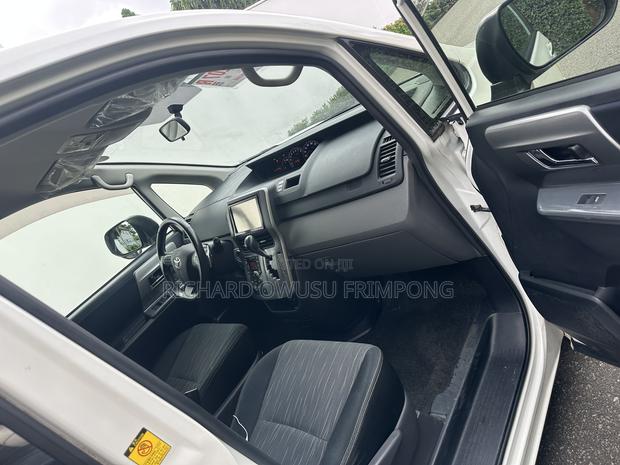 Toyota Voxy V 2WD 8-Seater 2012 White