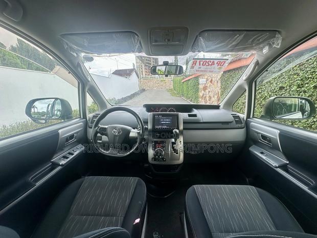 Toyota Voxy V 2WD 8-Seater 2012 White
