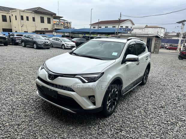 Toyota RAV4 XLE 4dr SUV AWD (2.5L 4cyl 6A) 2018 White