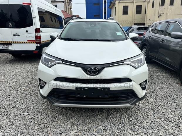Toyota RAV4 XLE 4dr SUV AWD (2.5L 4cyl 6A) 2018 White