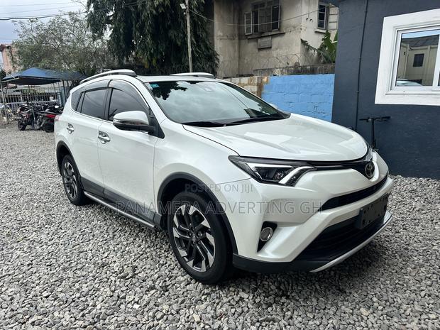 Toyota RAV4 XLE 4dr SUV AWD (2.5L 4cyl 6A) 2018 White