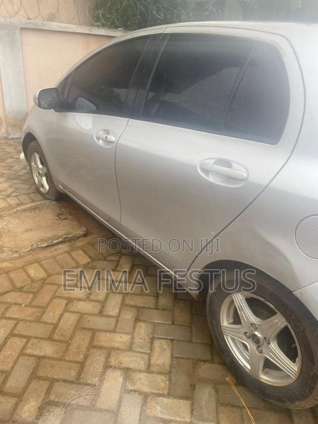 Toyota Vitz 1.0 FWD 5dr 2010 Silver