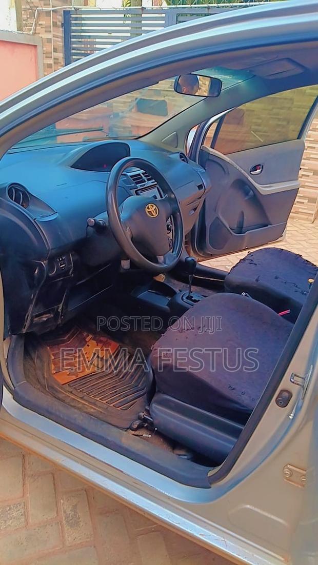 Toyota Vitz 1.0 FWD 5dr 2010 Silver