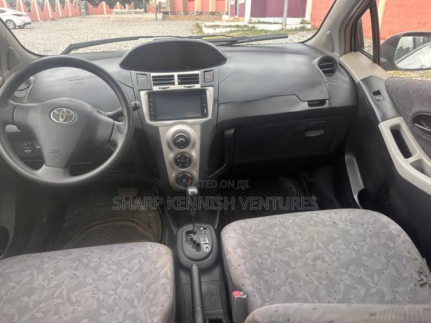 Toyota Vitz 1.3 FWD 5dr 2010 Silver
