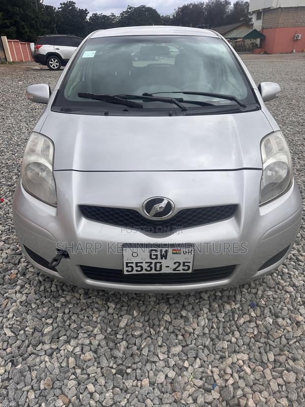 Toyota Vitz 1.3 FWD 5dr 2010 Silver