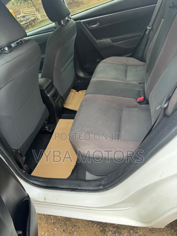 Toyota Corolla LE Eco (1.8L 4cyl 2A) 2019 White
