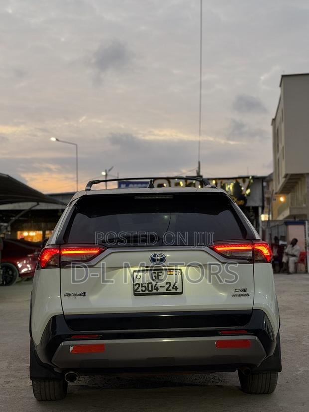 Toyota RAV4 XSE 2019 White